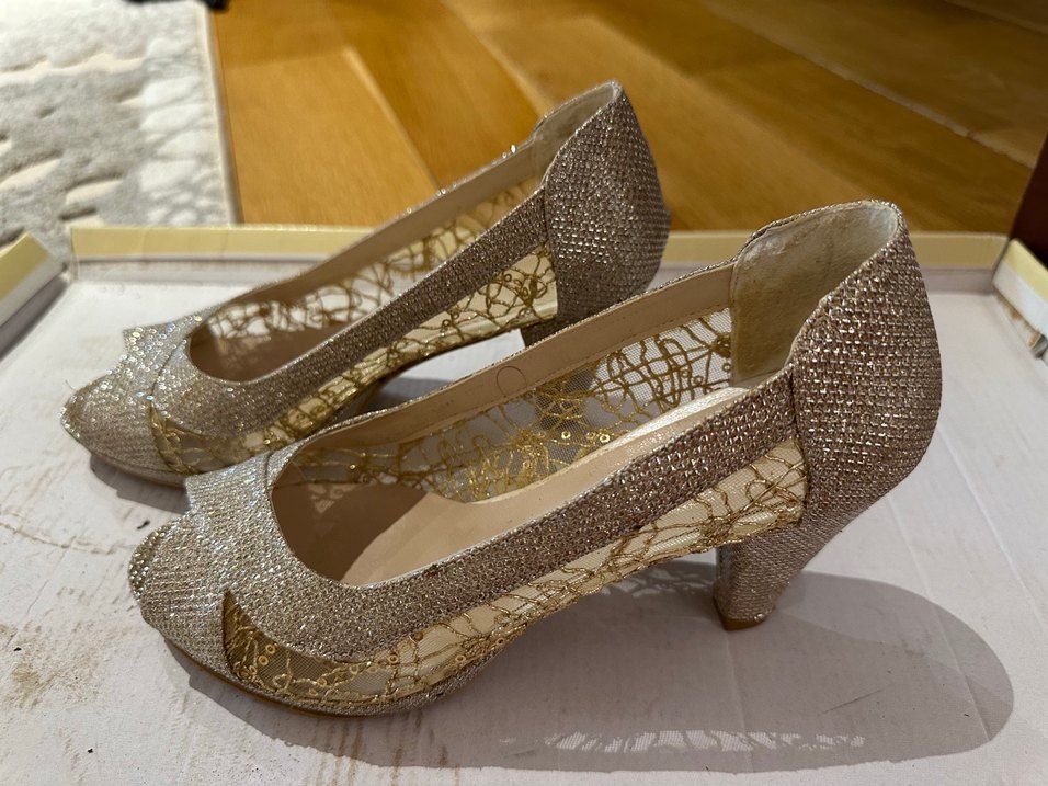 Altın Renkli Dantel Desenli Topuklu Kadın Ayakkabı - Görsel 2