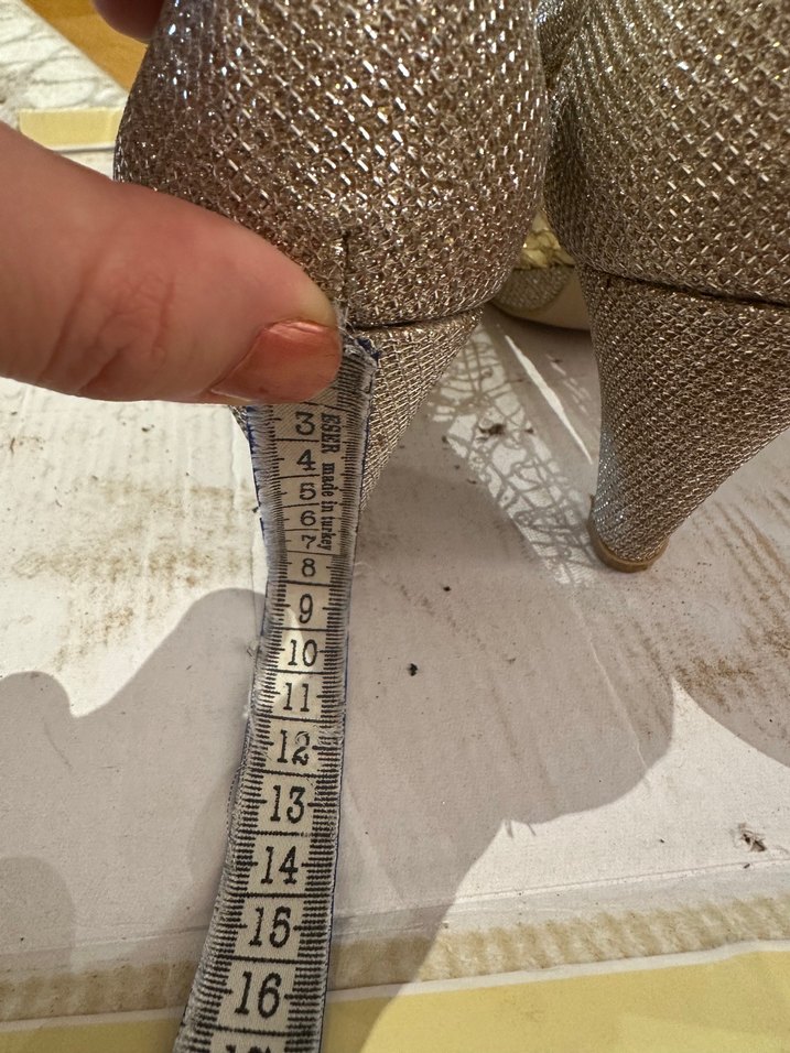 Altın Renkli Dantel Desenli Topuklu Kadın Ayakkabı - Görsel 4