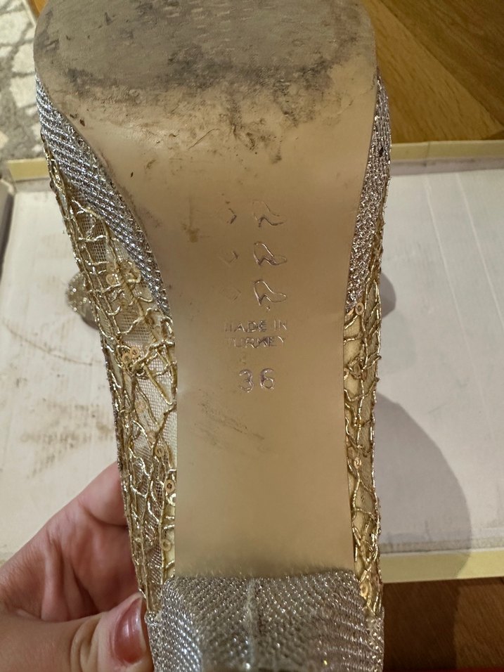 Altın Renkli Dantel Desenli Topuklu Kadın Ayakkabı - Görsel 3