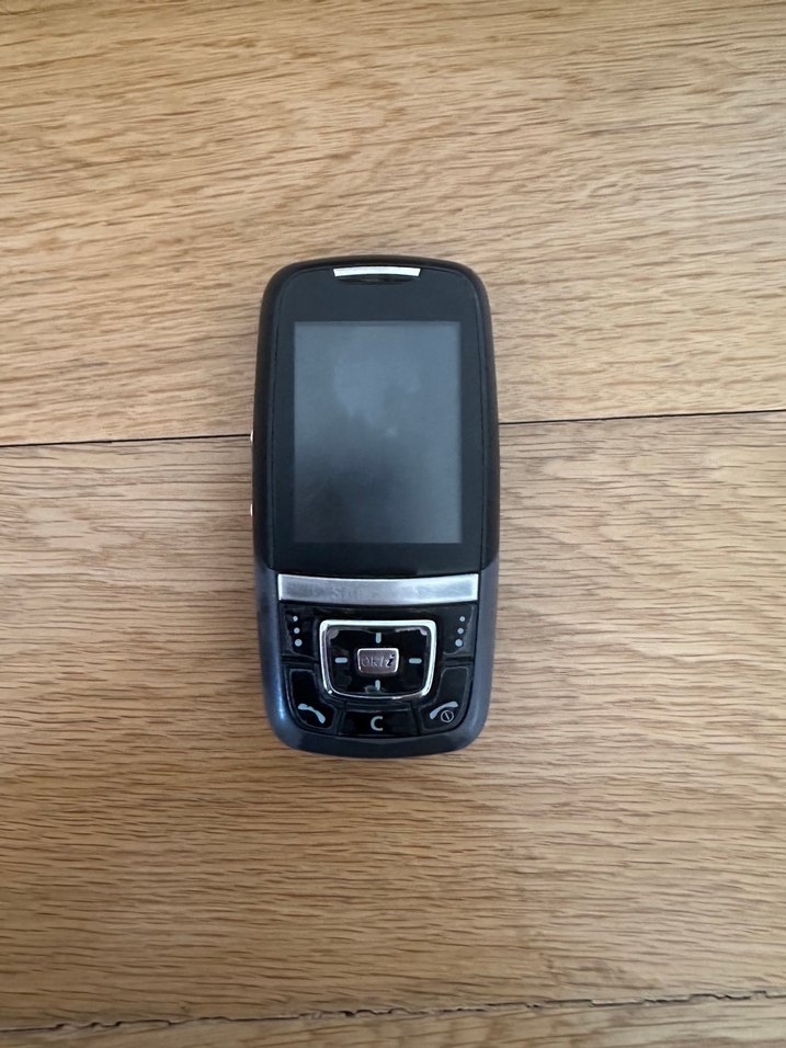 Koyu Siyah Kaydırmalı Bozuk Tuşlu Telefon - Görsel 3