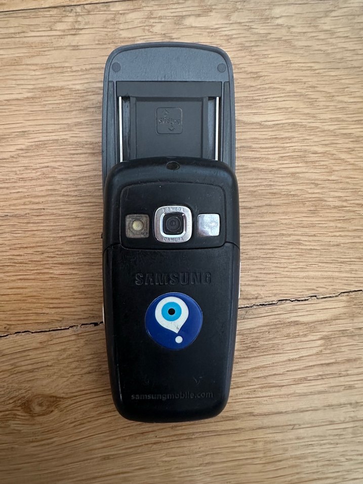 Koyu Siyah Kaydırmalı Bozuk Tuşlu Telefon - Görsel 2