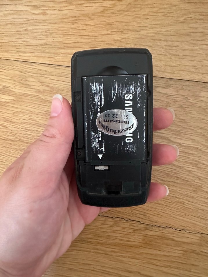 Samsung Siyah Kayar Bozuk Kapaklı Telefon - Görsel 4