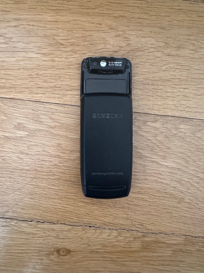 Samsung Siyah Kayar Bozuk Kapaklı Telefon - Görsel 2