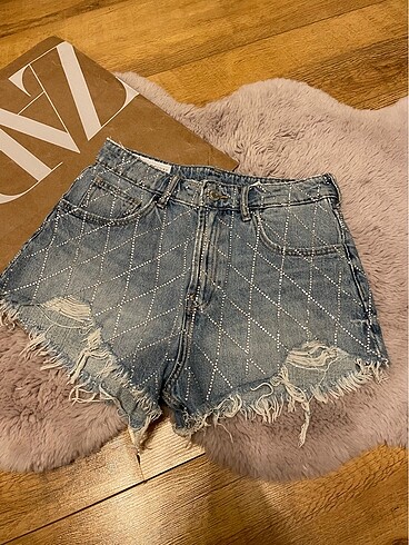 Zara Taşlı jean şort