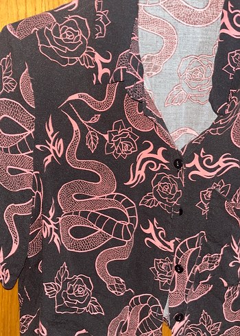 Bershka Pembe Yılan Desenli Kısa Kollu Gömlek