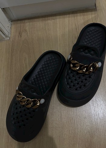 Zincir Detaylı Siyah Kadın Terlik