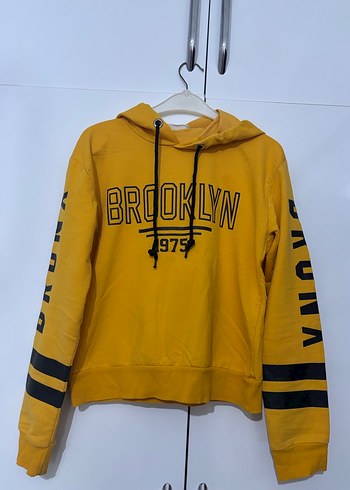Sarı Kapüşonlu Brooklyn Baskılı Sweatshirt