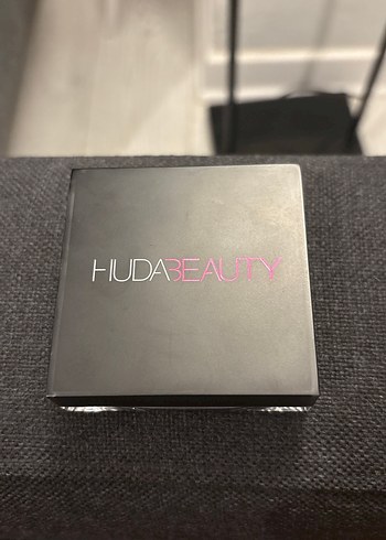HUDA BEAUTY TANTOUR MEDIUM