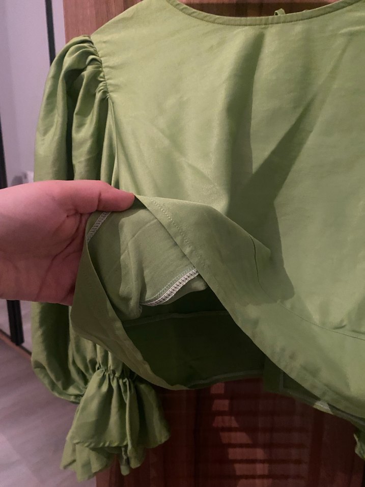 Yeşil saten Volanlı Uzun Kollu Bluz - Görsel 3