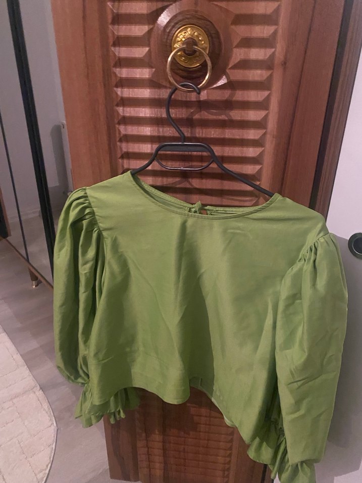 Yeşil saten Volanlı Uzun Kollu Bluz - Görsel 2