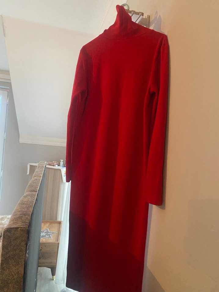 Uzun Kırmızı Yüksek Yakalı Kadın Elbise - Görsel 2