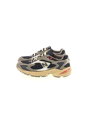 New Balance Spor Ayakkabı %70 İndirimli.