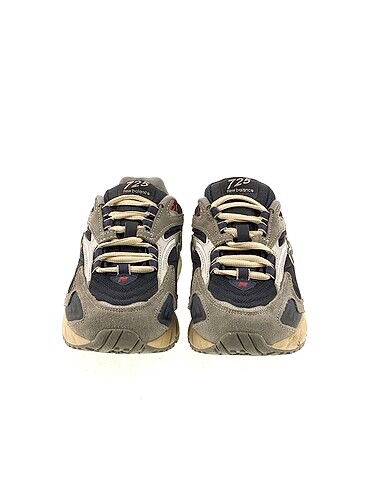 37,5 Beden New Balance Spor Ayakkabı %70 İndirimli.