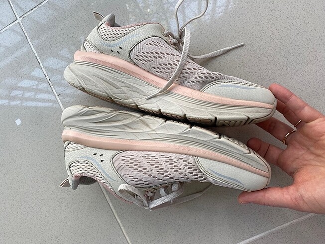 37,5 Beden Skechers bayan ayakkabı