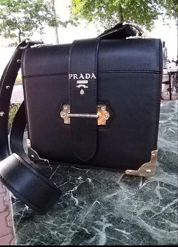 Prada Prada omuz askılı çanta 