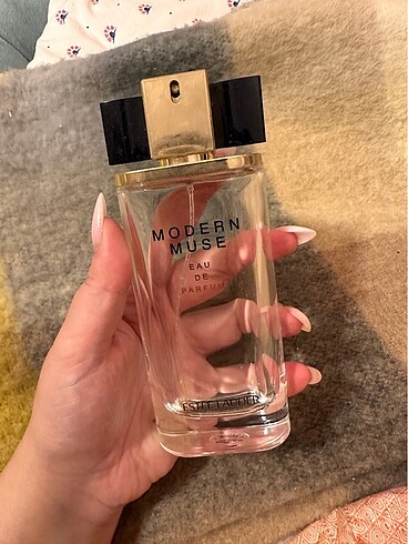 Beden Modern Muse estee Lauder 100ml parfüm şişesi