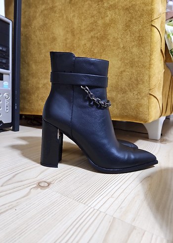 Siyah Zincir Detaylı Deri Kadın Bot - Görsel 3