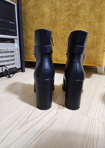 Siyah Zincir Detaylı Deri Kadın Bot - Görsel 4