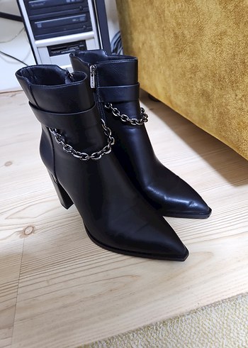 Siyah Zincir Detaylı Deri Kadın Bot - Görsel 5