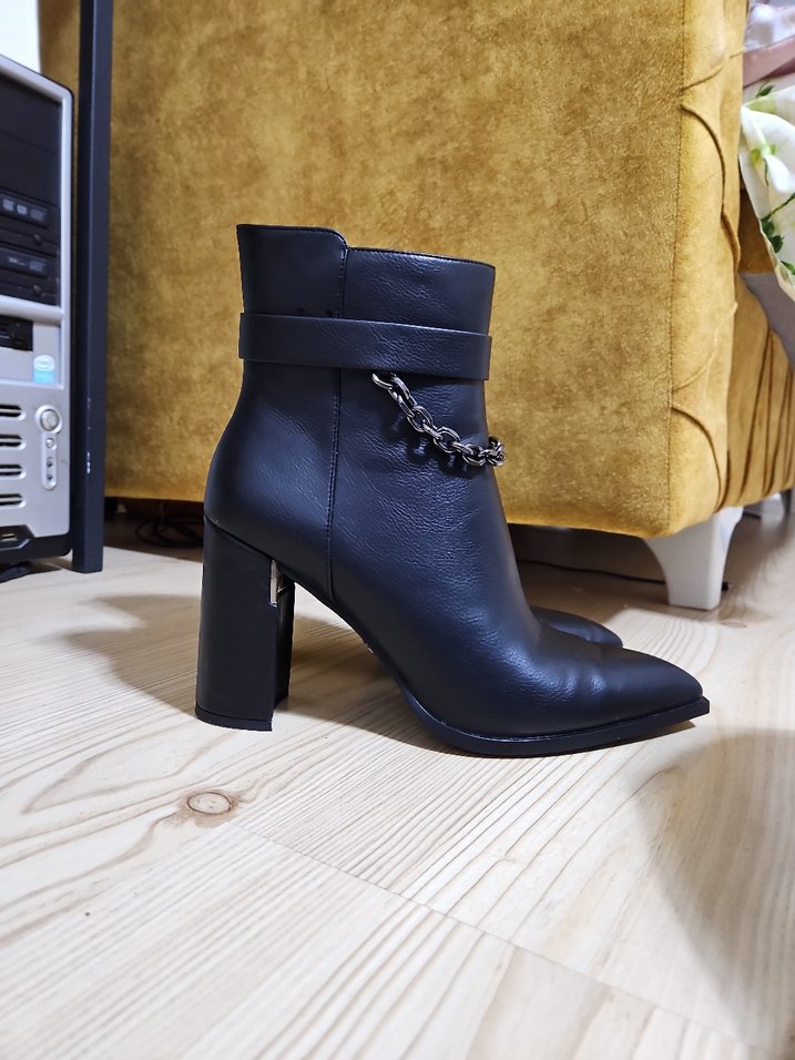 Siyah Zincir Detaylı Deri Kadın Bot - Görsel 3