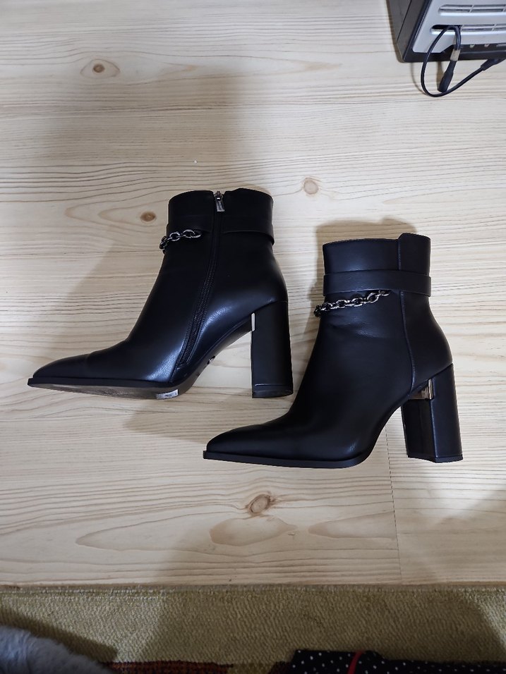 Siyah Zincir Detaylı Deri Kadın Bot - Görsel 2