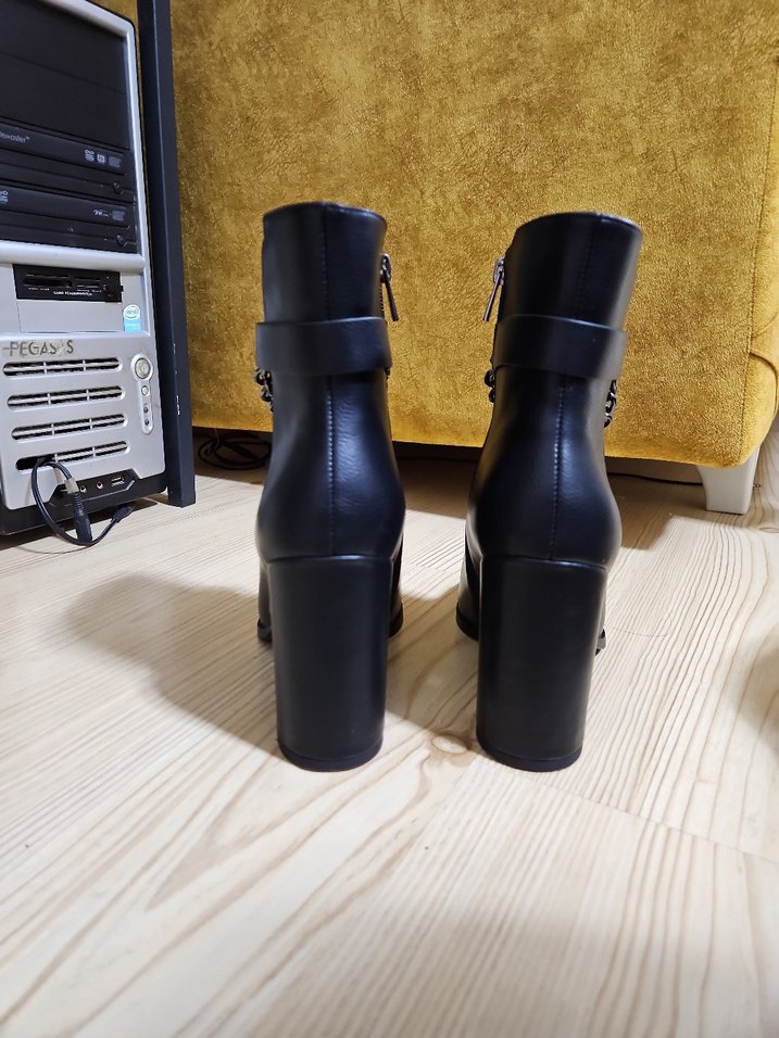 Siyah Zincir Detaylı Deri Kadın Bot - Görsel 4