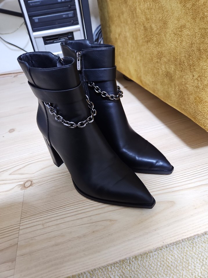 Siyah Zincir Detaylı Deri Kadın Bot - Görsel 5