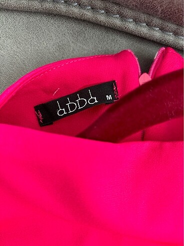 Önden yırtmaç detaylı midi elbise - Görsel 5