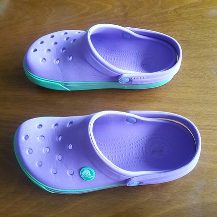 LILA CROCS 