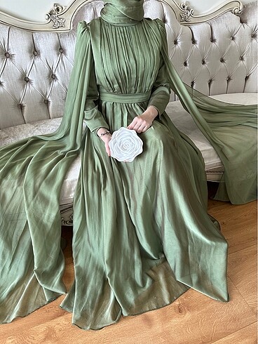 Habibe kahraman elbise ve şalı