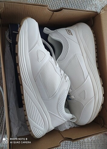 39 numara Skechers ayakkabı 