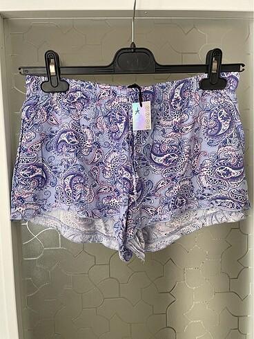Atmosphere şort veya pijama altı.