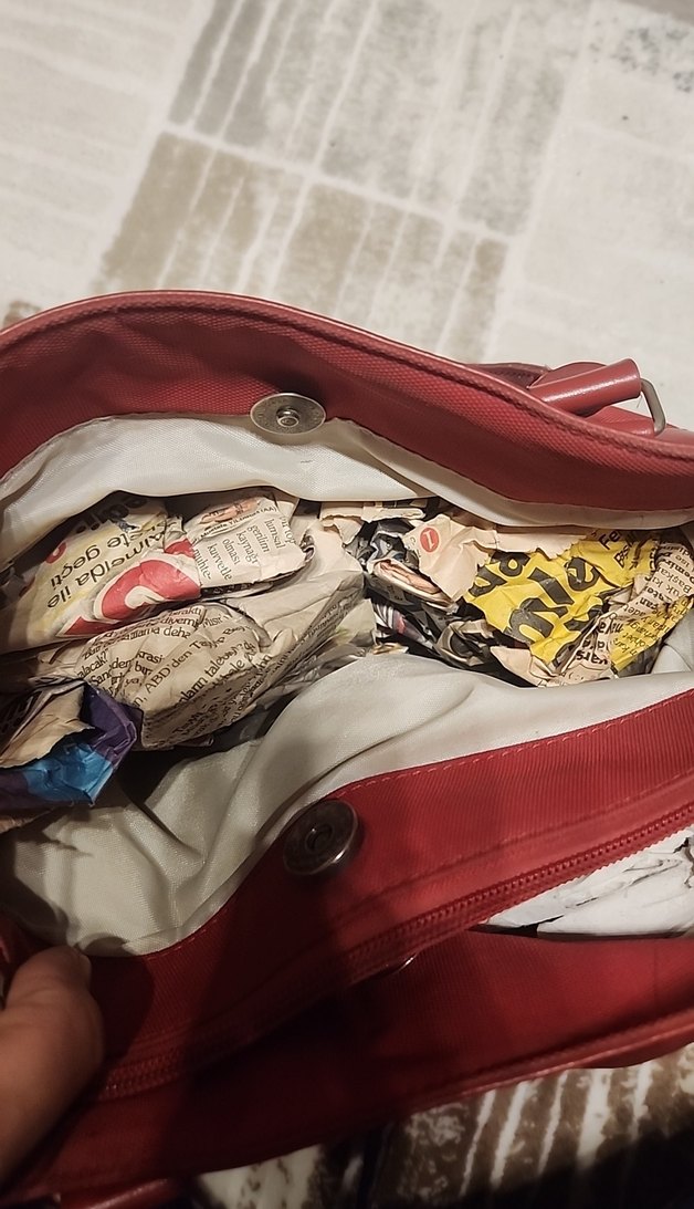 Kırmızı Tokalı Kadın Çanta - Görsel 3