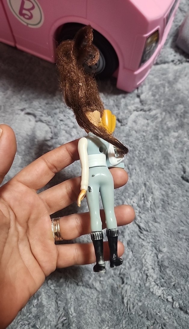 Gri tulumlu oyuncak bebek - Görsel 3