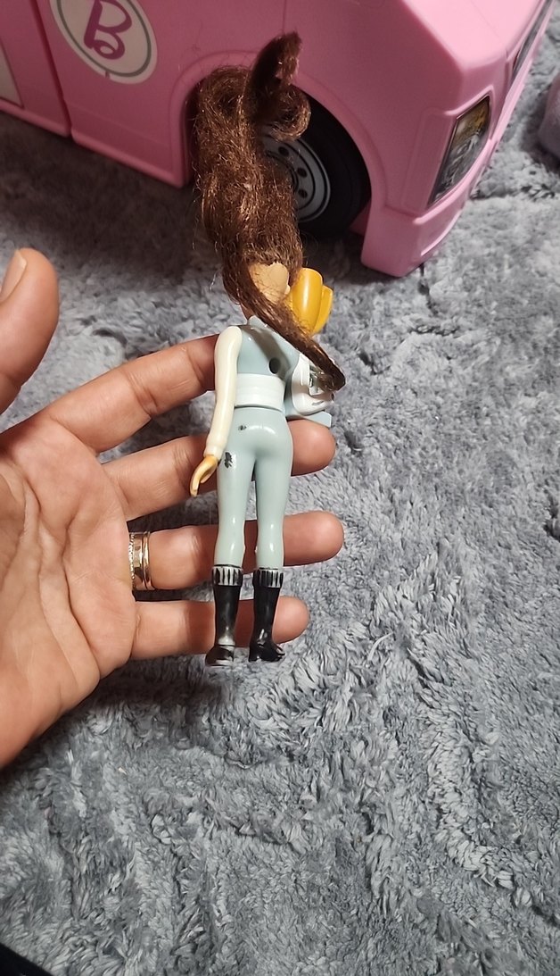 Gri tulumlu oyuncak bebek - Görsel 4