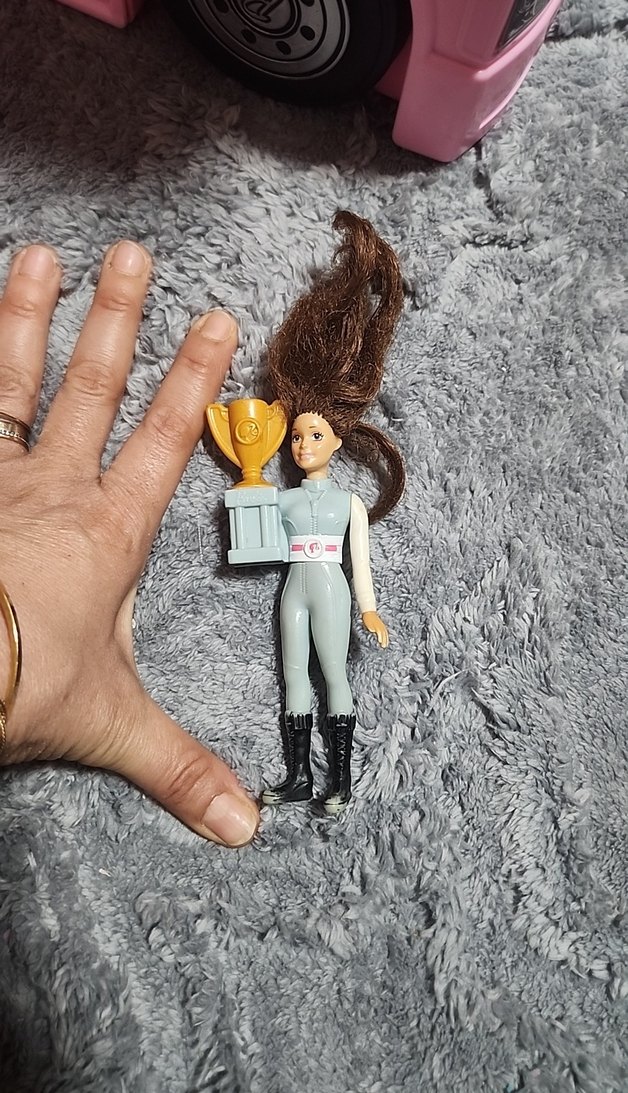 Gri tulumlu oyuncak bebek - Görsel 2