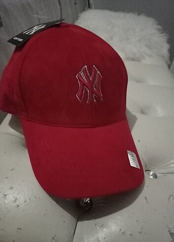 New York laundry Kırmızı şapka