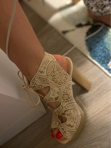 38 Beden Catwalk Bağcıklı Platform Topuklu