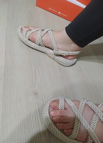 Diğer örgülü çok şık parmak arası sandalet