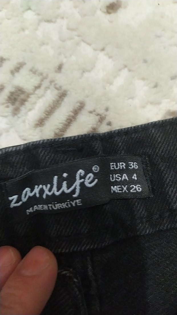 Siyah Kürklü Rahat Kesim Kadın Kot Şort - Görsel 4