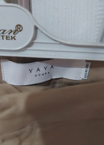 kenarları fırfır detaylı renkli camel renk kot şort - Görsel 3