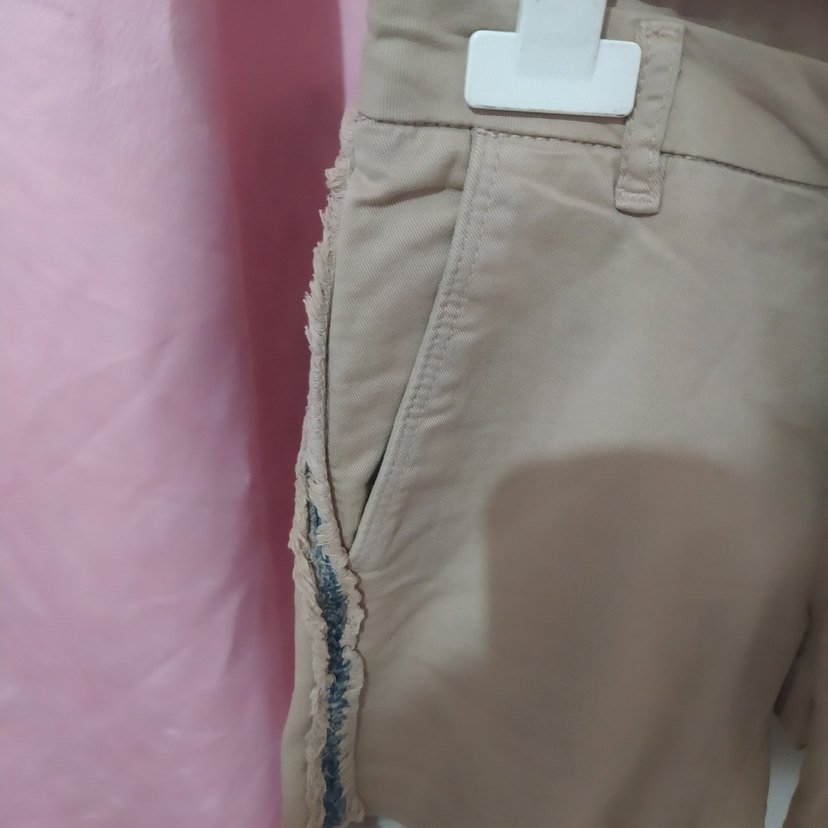 kenarları fırfır detaylı renkli camel renk kot şort - Görsel 4