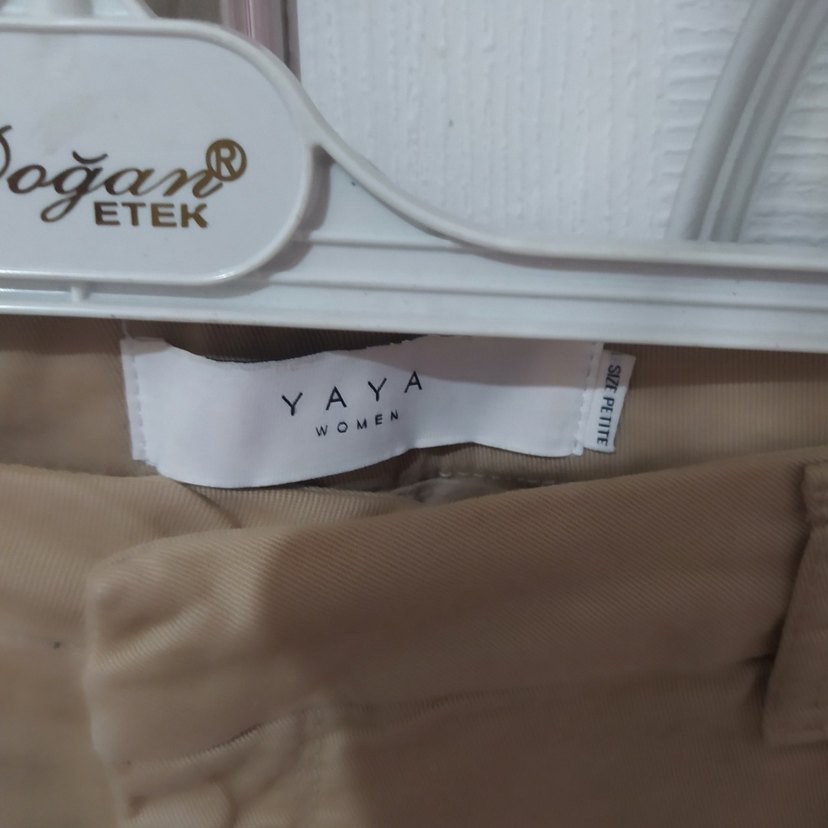 kenarları fırfır detaylı renkli camel renk kot şort - Görsel 3