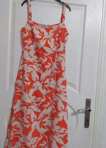 Kırmızı Desenli Uzun Askılı  önde  yırtmaç detaylı midi elbise - Görsel 2