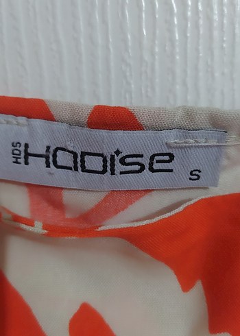 Kırmızı Desenli Uzun Askılı  önde  yırtmaç detaylı midi elbise - Görsel 4