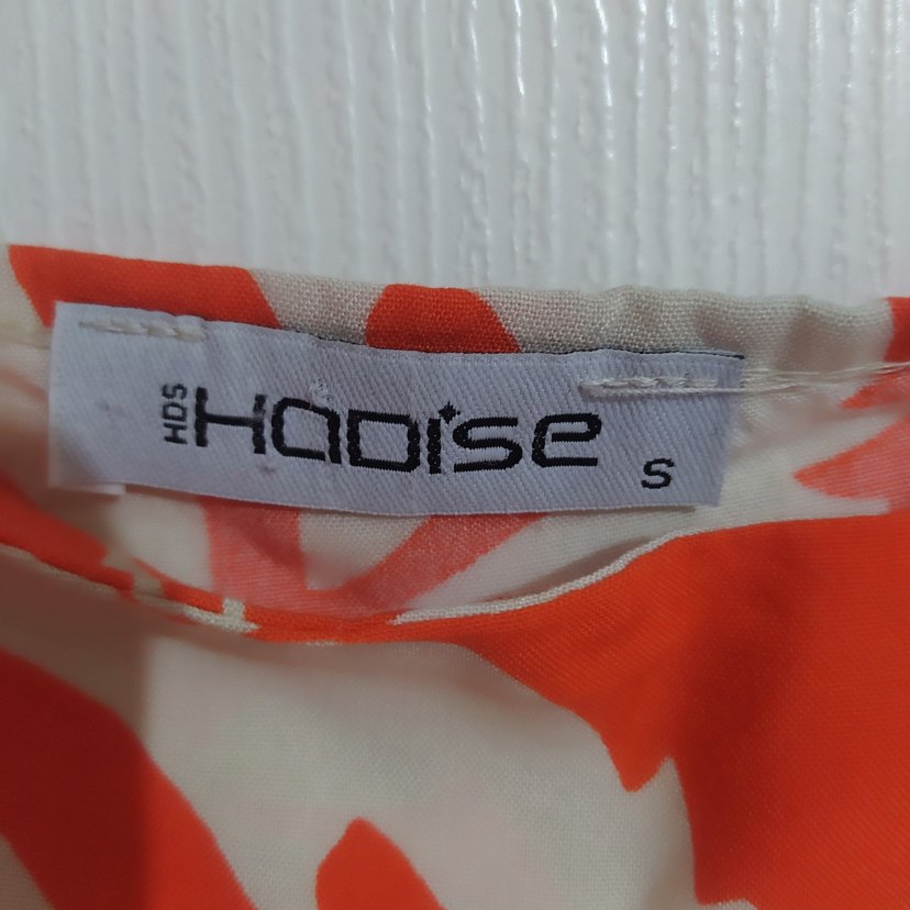 Kırmızı Desenli Uzun Askılı  önde  yırtmaç detaylı midi elbise - Görsel 4