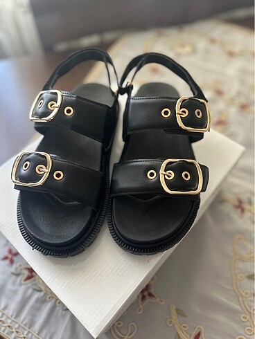 Düz tokalı sandalet