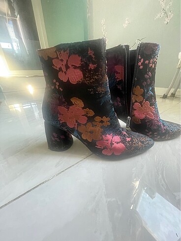 Stradivarius çicek desenli bouti