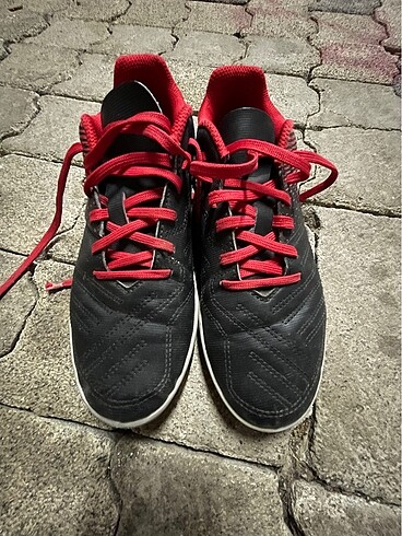 Futbol ayakkabısı kırmızı siyah