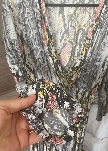 Yılan Desenli Uzun V Yaka Elbise - Görsel 4